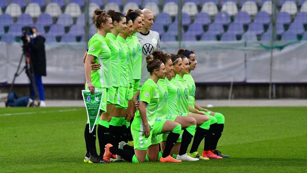 Die Frauen vom VfL Wolfsburg stehen vor dem Spiel zusammen.
