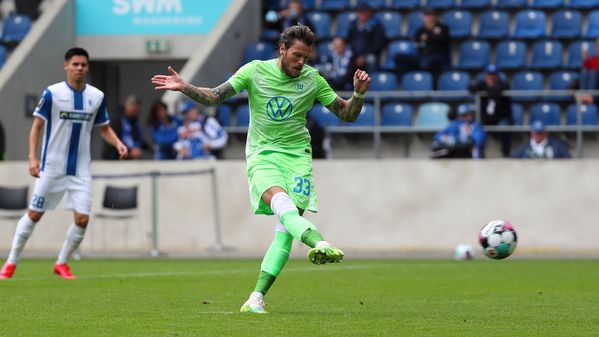 Der VfL Wolfsburg-Spieler Daniel Ginczek beim Torschuss.