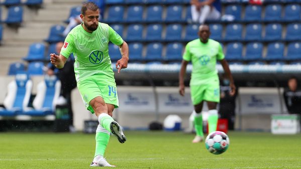Der VfL Wolfsburg-Spieler Admir Mehmedi beim Torschuss.