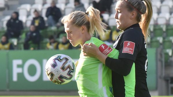 Eine Spielerin des VfL Wolfsburg stoppt den Ball mit dem Oberkörper.