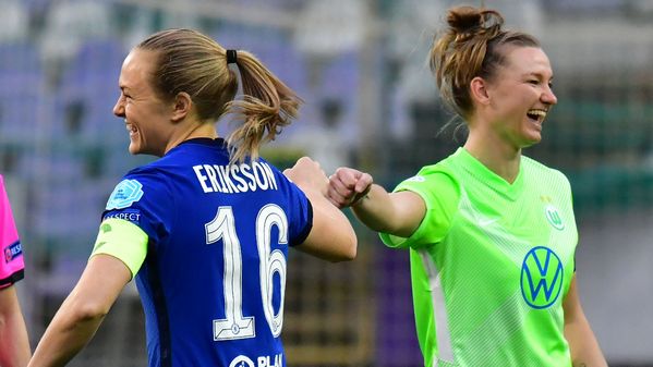 Die VfL Wolfsburg-Kapitänin Alexandra Popp klatscht vor dem Spiel lachend mit Magdalena Eriksson ab.