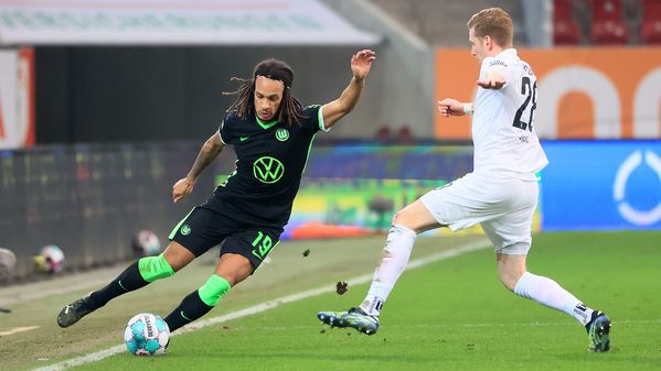 VfL-Wolfsburg-Spieler Kevin Mbabu im Zweikampf mit einem Gegenspieler.
