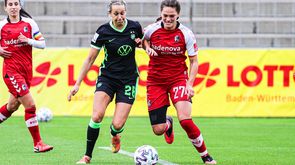Lena Goeßling im Zweikampf gegen eine Spielerin des SC Freiburg.