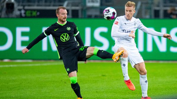 VfL Wolfsburg Mittelfeldspieler Maximilian Arnold im Zweikampf um den Ball.