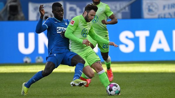 VfL-Wolfsburg-Spieler Renato Steffen im Zweikampf mit einem Gegenspieler.