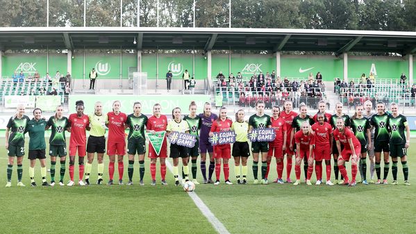 Gemeinsames Foto der Spielerinnen des VfL Wolfsburg und FC Twente, zusammen mit den Unparteiischen.