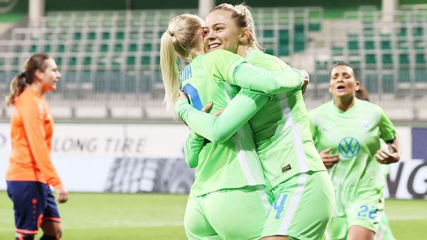Freude bei den Frauen des VfL Wolfsburg, die sich jubelnd umarmen.