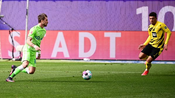 Der VfL-Wolfsburg-Spieler Maximilian Philipp am Ball.