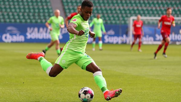 VfL-Wolfsburg-Spieler Ridle Baku schießt den Ball.