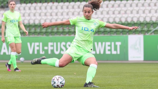Die Abwehrspielerin des VfL Wolfsburg Lena Oberdorf holt mit dem Bein aus um den Ball zu schießen. 
