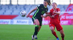 Lena Oberdorf spielt den Ball im Spiel der Wölfinnen gegen Bayern München, hinter ihr versucht eine gegnerische Spielerin an den Ball zu gelangen.