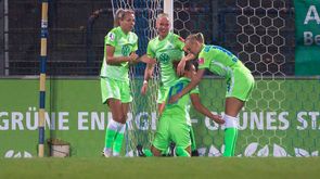 Die Spielerinnen des VfL Wolfsburg jubeln gemeinsam.