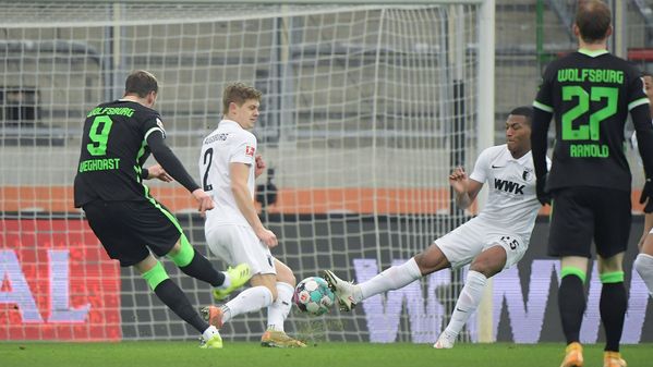 VfL-Wolfsburg-Spieler Wout Weghorst schießt den Ball aufs Tor der Augsburger.