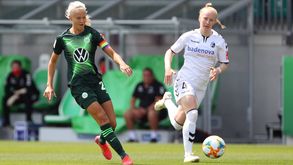Pernille Harder passt den Ball im Spiel gegen Freiburg.