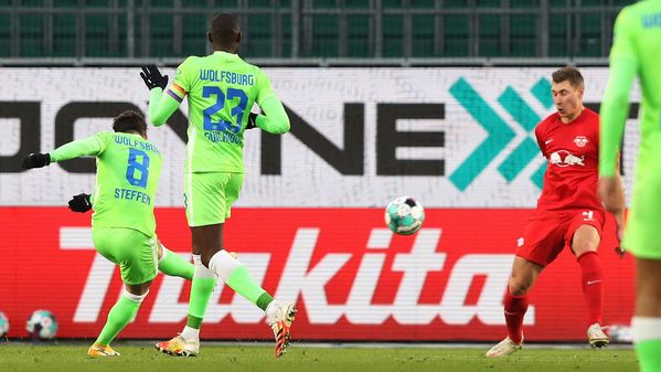 VfL-Wolfsburg-Spieler Renato Steffen erzielt den Treffer zur zwischenzeitlichen 2:1-Führung.