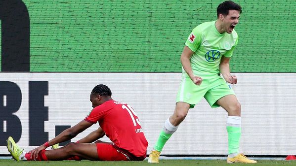 VfL-Wolfsburg-Spieler Josip Brekalo ballt die Fäuste und jubelt über seinen Treffer.