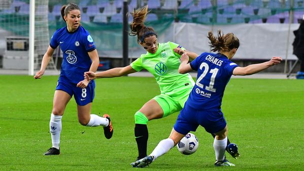 Die VfL Wolfsburg-Spielerin Lena Oberdorf im Zweikampf.