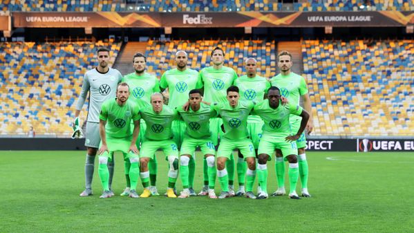 Das Team des VfL Wolfsburg posiert vor dem Spiel gegen Schachtar Donezk.