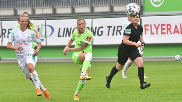 Die VfL-Wolfsburg-Spielerin Lara Dickenmann schießt den Ball.