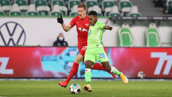 VfL-Wolfsburg-Spieler Ridle Baku im Zweikampf mit einem Gegenspieler.