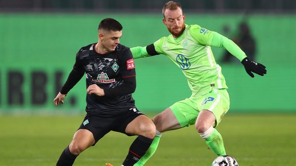 Maximilian Arnold vom VfL Wolfsburg im Zweikampf mit einem Gegenspieler von Werder Bremen.