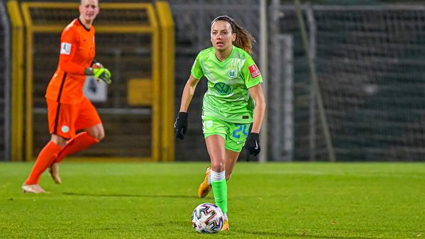VfL Wolfsburg Spielerin Joelle Wedemeyer läuft mit dem Ball.
