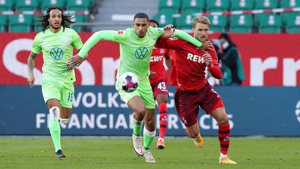 VfL-Wolfsburg-Spieler Maxence Lacroix im Zweikampf mit einem Gegenspieler.