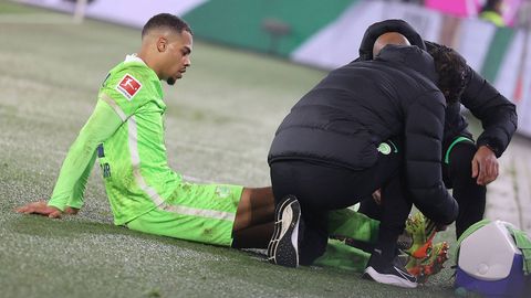 VfL Wolfsburg-Spieler Lukas Nmecha wird am Spielfeldrand behandelt.