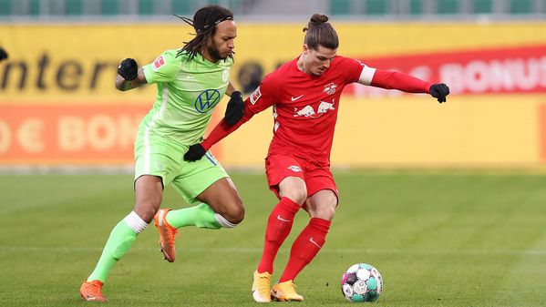 VfL-Wolfsburg-Spieler Kevin Mbabu im Zweikampf mit einem Gegenspieler.