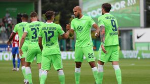Die Spieler des VfL Wolfsburg jubeln über das 1:0-Tor beim Testspiel gegen Atletico Madrid.