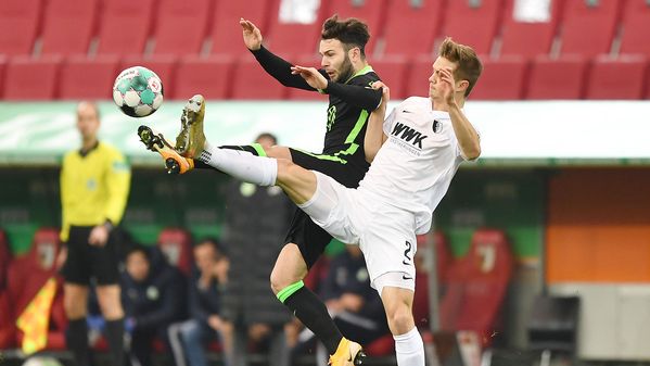 VfL-Wolfsburg-Spieler Renato Steffen im Zweikampf mit einem Gegenspieler.