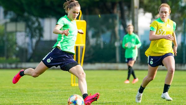 Die angriffsstarke Ewa Pajor vom Frauen-Bundesligateam des VfL Wolfsburg konzentriert und kraftvoll beim Torschuß. 