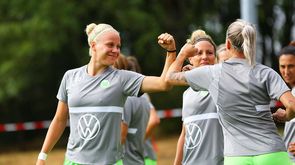 VfL Wolfsburg Spielerin Pia-Sophie Wolter checkt mit dem Ellenbogen.