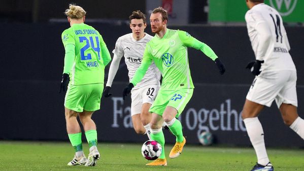 Maximilian Arnold hat den Ball am Fuß und hält nach einem Mitspieler ausschau im Spiel des VfL gegen Mönchengladbach.