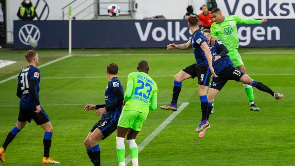 VfL-Wolfsburg-Spieler Maxence Lacroix springt für einen Kopfball in die Höhe und erzielt das 2:0.