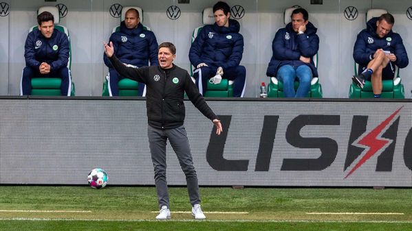VfL-Wolfsburg-Trainer Oliver Glasner gibt vom Spielfeldrand Anweisungen.