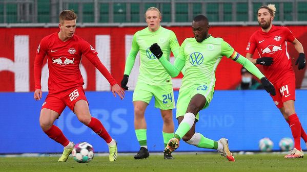 VfL-Wolfsburg-Spieler Josuha Guilavogui spielt einen Pass.