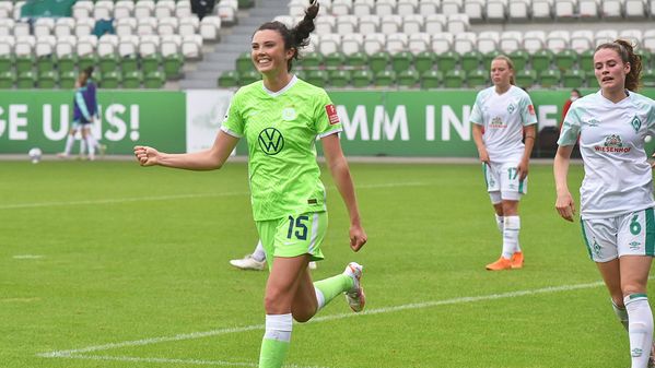 Die Wölfin des VfL Wolfsburg Ingrid Syrstad Engen läuft und jubelt über ihr erzieltes Tor.
