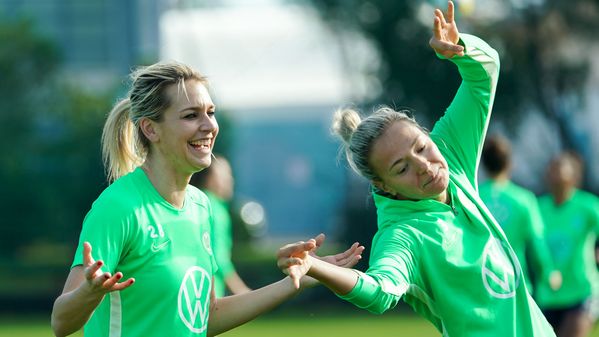 Für Lena Goeßling und Zsanett Jakabfi vom Frauen-Bundesligateam des VfL Wolfsburg gehört auch Spaß zum harten Training an der Algarve.