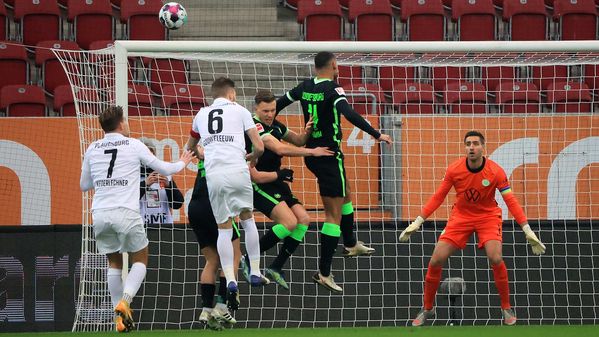 Die Spieler des VfL Wolfsburg springen für einen Kopfball in die Höhe. Koen Casteels steht im Tor und visiert den Ball an.