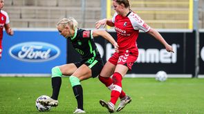 Karina Saevik im Zweikampf gegen eine Spielerin von SC Freiburg.