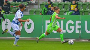 Die Wölfin Lena Oberdorf läuft mit dem Fuß am Ball.
