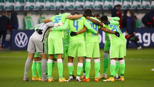 Die Spieler des VfL Wolfsburg bilden einen Kreis