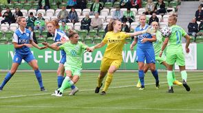 VfL-Wolfsburg-Spielerin Svenja Huth trifft mit dem Kopf zum 1:0-Führungstreffer.