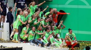 Das Team der VfL Wolfsburg-Frauen feiern mit dem Pokal.