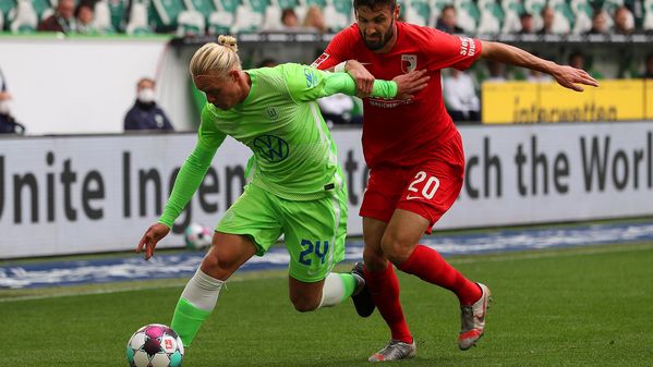 VfL-Wolfsburg-Spieler Xaver Schlager im Zweikampf mit einem Gegenspieler.