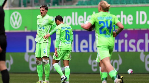 VfL Wolfsburg Spieler Xaver Schlager läuft mit dem Ball unter dem Arm.