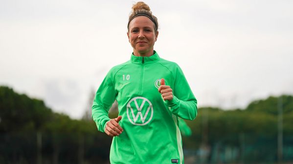Die Angreiferin Svenja Huth vom Frauen-Bundesligateam des VfL Wolfsburg motiviert und fröhlich beim Lauftraining. 