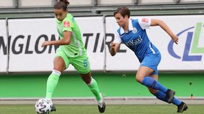 VfL-Wolfsburg-Spielerin Lena Oberdorf im Zweikampf mit einer Gegenspielerin.