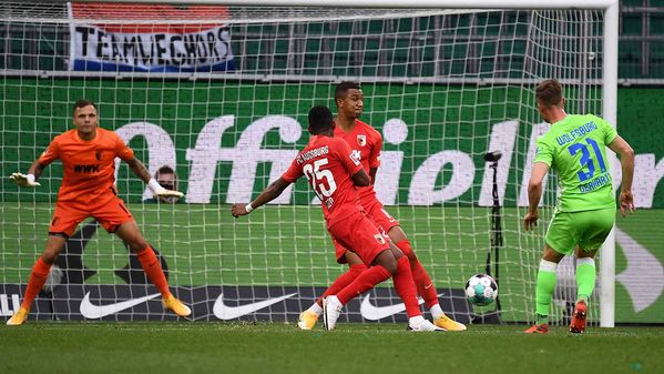 VfL-Wolfsburg-Spieler Yannick Gerhardt schießt den Ball auf Tor.